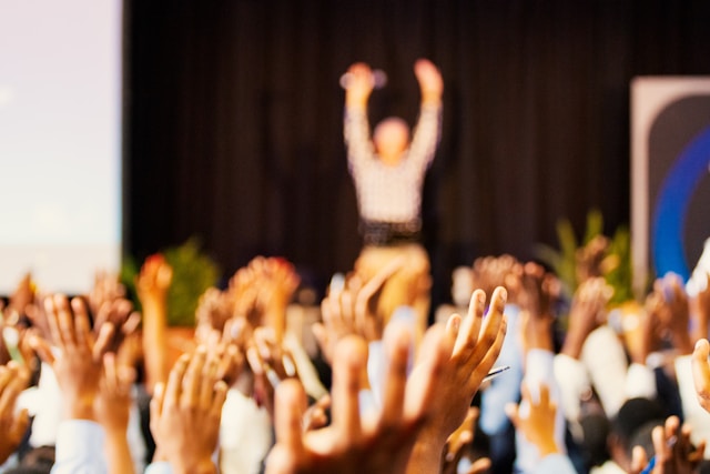 How a Motivational Speaker Can Inspire Teams to Perform at Their Best