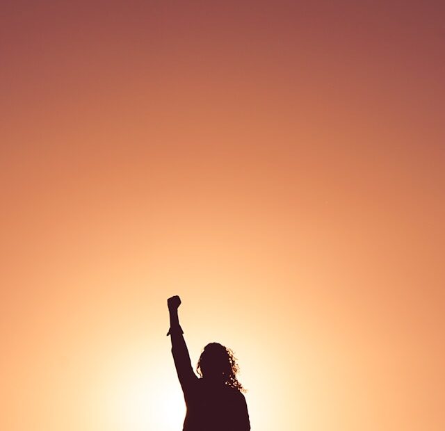 How a Motivational Speaker Inspires Positive Change in the Workplace
