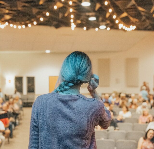 Why a Motivational Speaker Can Transform Workplace Energy and Team Performance